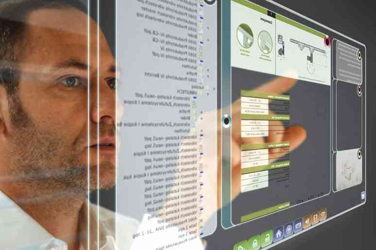 © AA+W - Fotolia.com Mann mit virtuellem Bildschirm