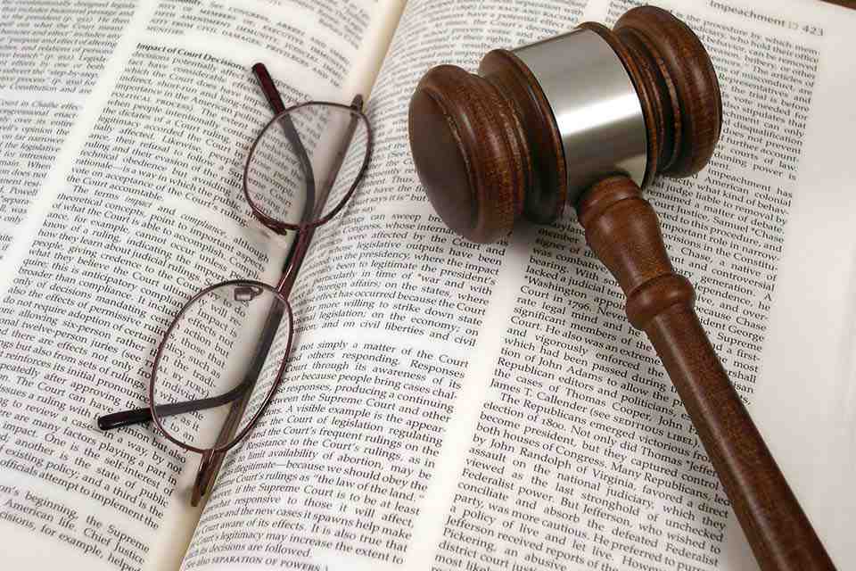 © webdata - Fotolia.com Gesetzbuch, Richterhammer, Brille