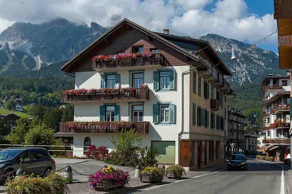 © vili45 - stock.adobe.com Alpines Hotel