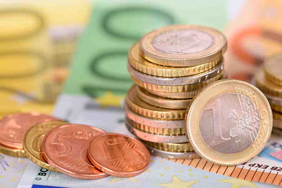 © Wolfilser - stock.adobe.com Euro Geldscheine und Münzen