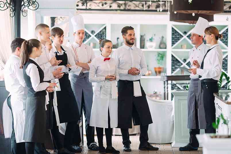 © davit85 - stock.adobe.com Beschäftige in der Gastronomie