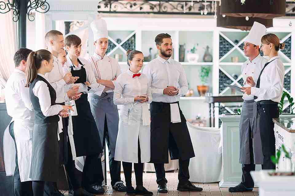© davit85 - stock.adobe.com Beschäftige in der Gastronomie