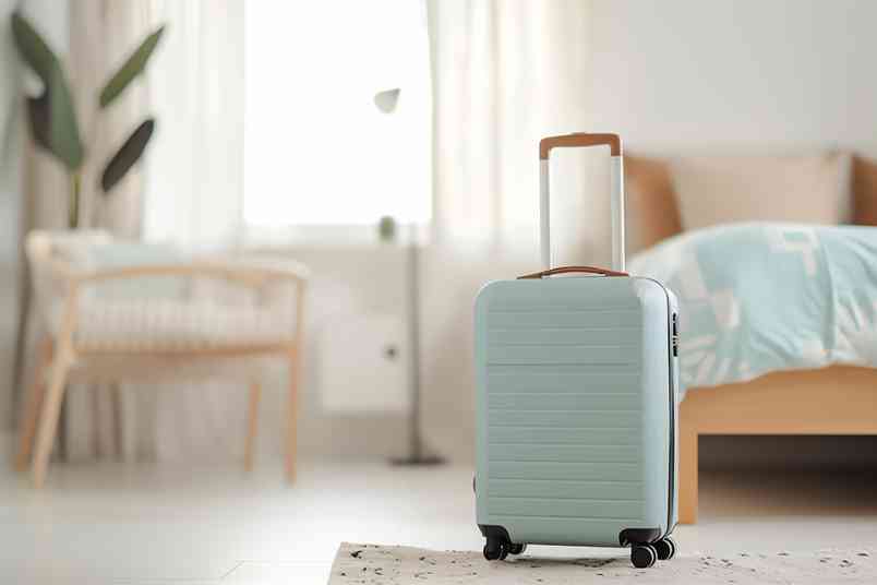 © May Chanikran - stock.adobe.com Koffer in Wohnung