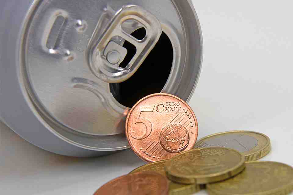 © M. Schuppich - stock.adobe.com Dose und Münzen