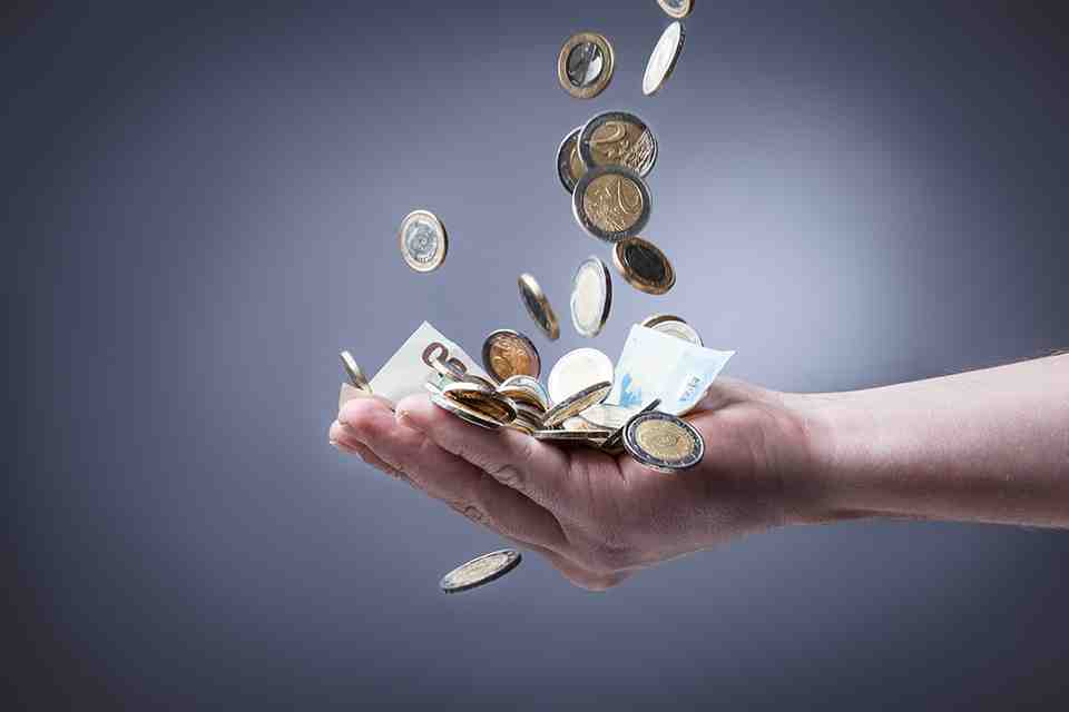 © FotoBob - stock.adobe.com Geld fällt auch Handfläche