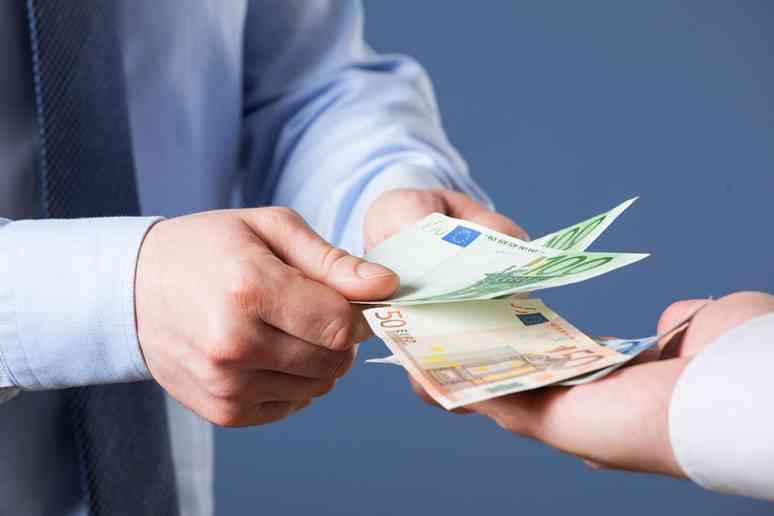 © zest_marina - stock.adobe.com zwei Hände übergeben Geldscheine in eine dritte Hand