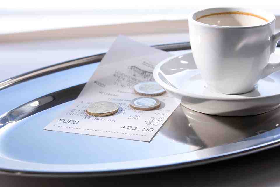 © 0pidanus - stock.adobe.com Trinkgeld auf Tablett mit leerer Kaffeetasse