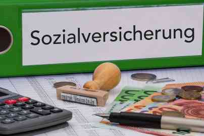 © skywalk154 - stock.adobe.com grüner Ordner mit Aufschrift Sozialversicherung