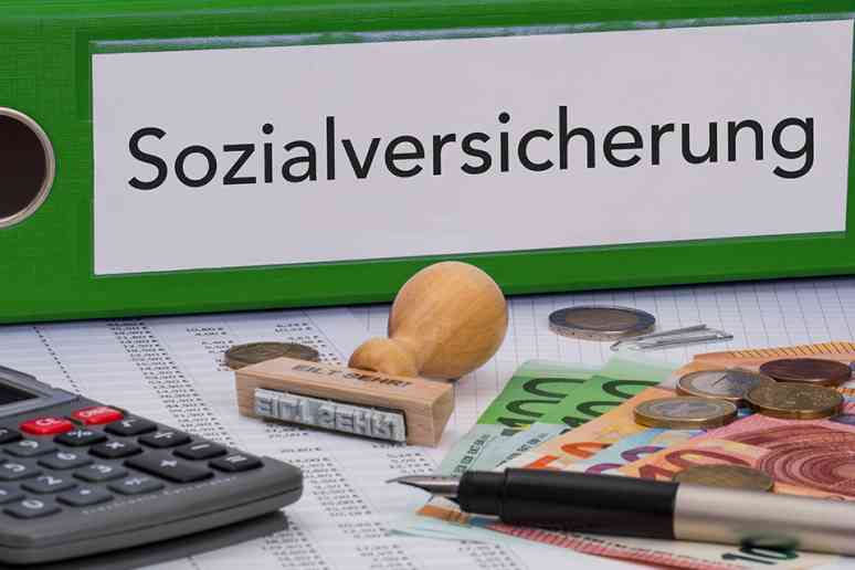 © skywalk154 - stock.adobe.com grüner Ordner mit Aufschrift Sozialversicherung