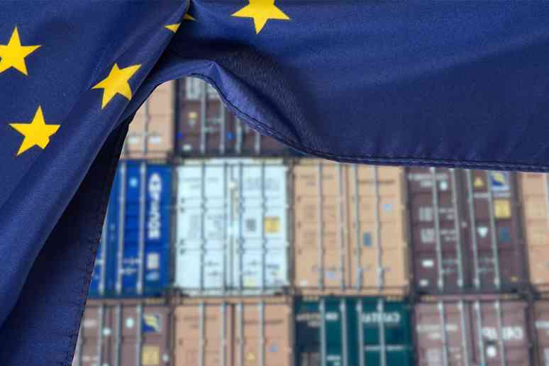 © Miha Creative - Adobe Stock.com EU-Flagge und Container
