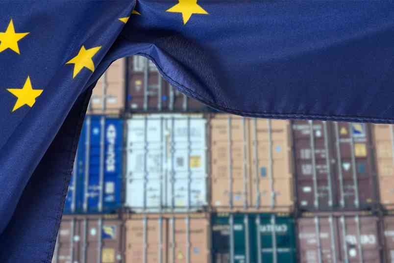 © Miha Creative - Adobe Stock.com EU-Flagge und Container