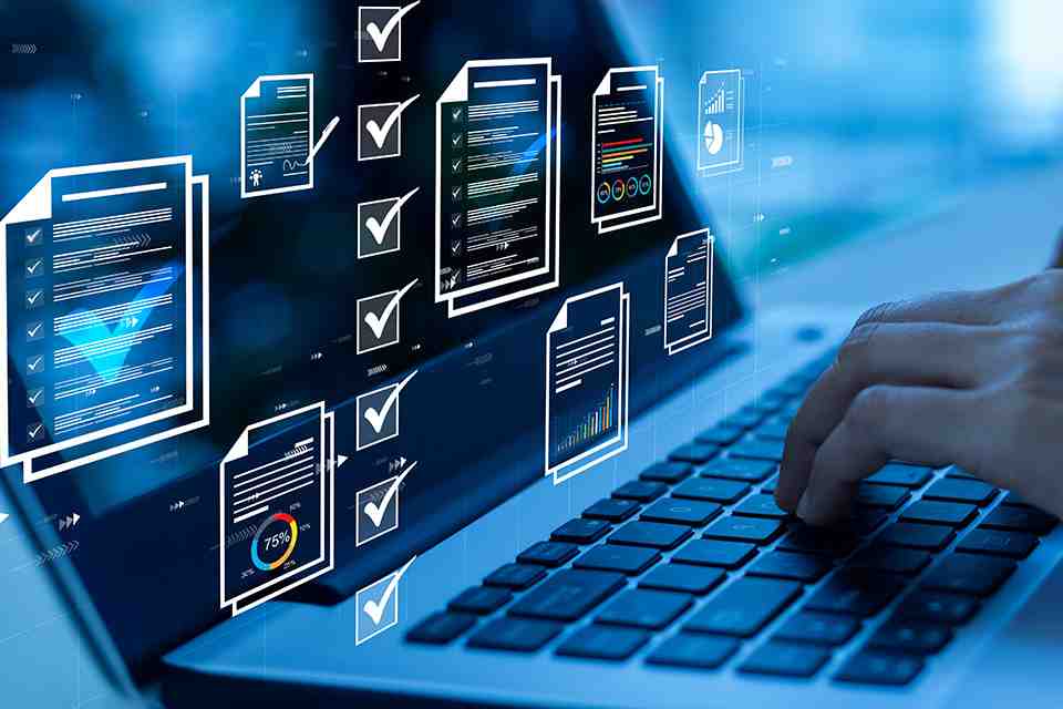 © Urupong - Adobe Stock.com Laptop mit digitaler Checkliste