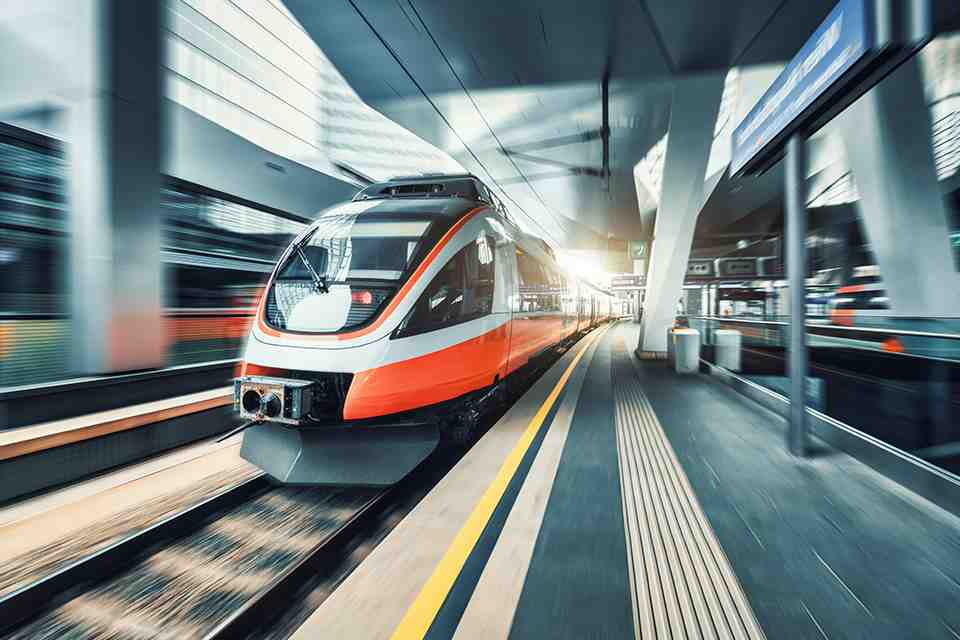 © den-belitsky - Adobe Stock.com Schnellbahn
