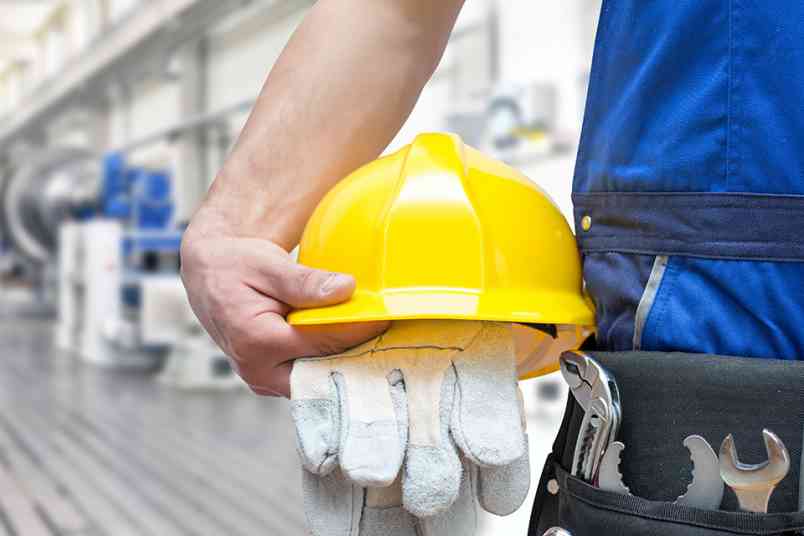 © industrieblick - Adobe Stock.com Gelber Arbeitshelm und Handschuhe
