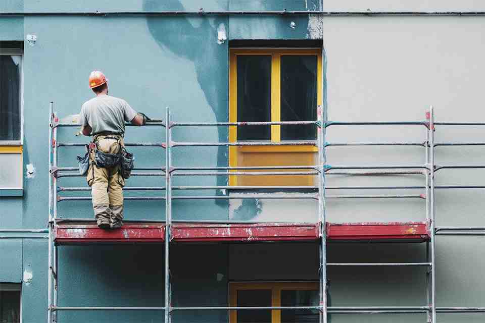 © vasyan_23 - stock.adobe.com Baugerüst an Hauswand