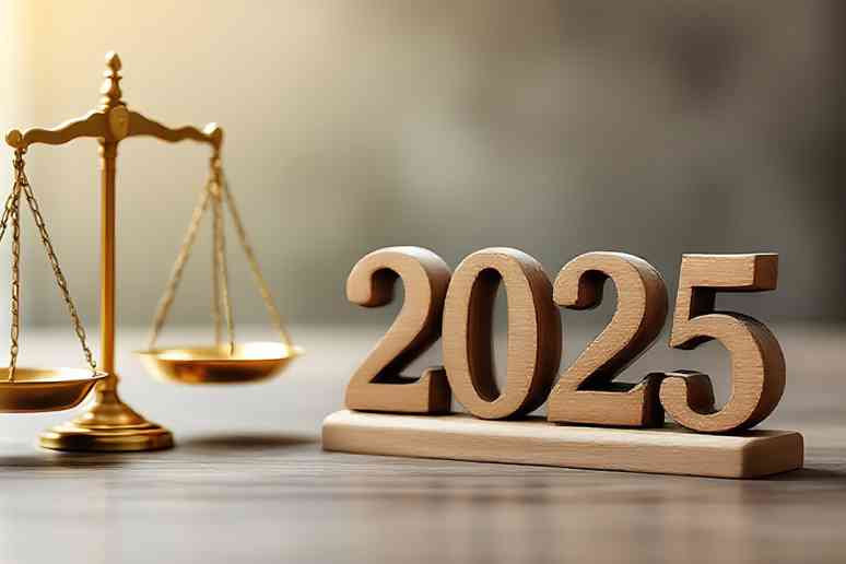 © Din Nasahrudin - stock.adobe.com Justiz-Waage und Jahreszahl 2025