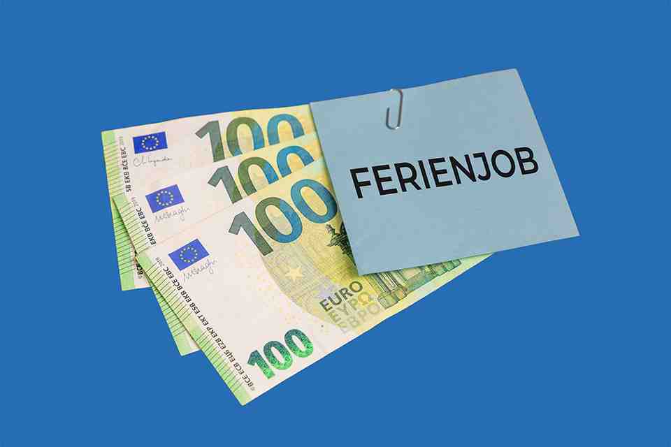© U. J. Alexander - stock.adobe.com 100-Euro-Banknote und Ferienjob