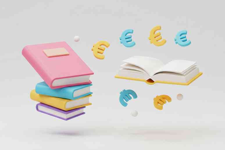 © Lek - stock.adobe.com Stapel bunter Bücher und ein offenes Buch mit Euro-Symbolen, die auf einem weißen Hintergrund schweben