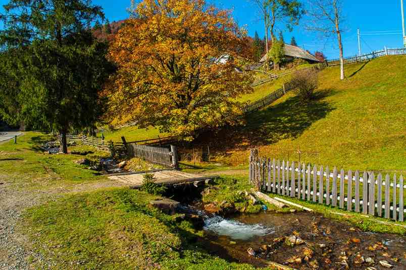 © kyslynskyy - Fotolia.com Brücke über kleinen Bach