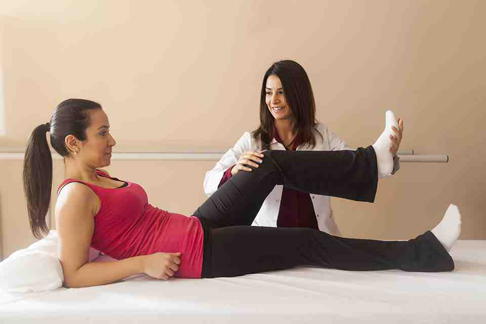 © aykuterd - Fotolia.com Physiotherapeutin hilft Patientin