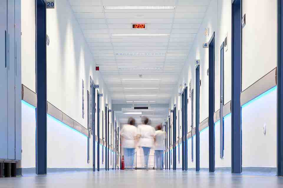 © VILevi - Fotolia.com Krankenhaus Flur