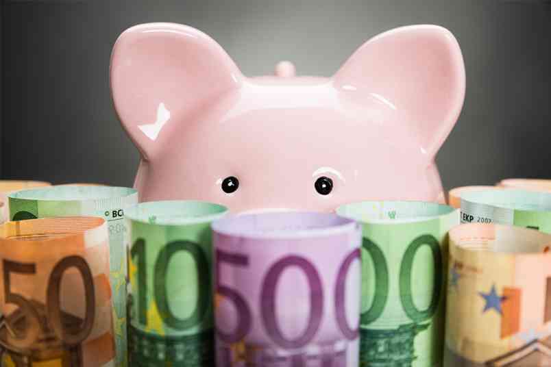 © Andrey Popov - stock.adobe.com Geldscheine und Sparschwein