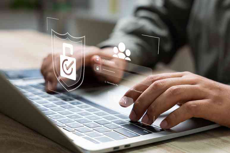 © GamePixel - stock.adobe.com Mann tippt auf Laptop
