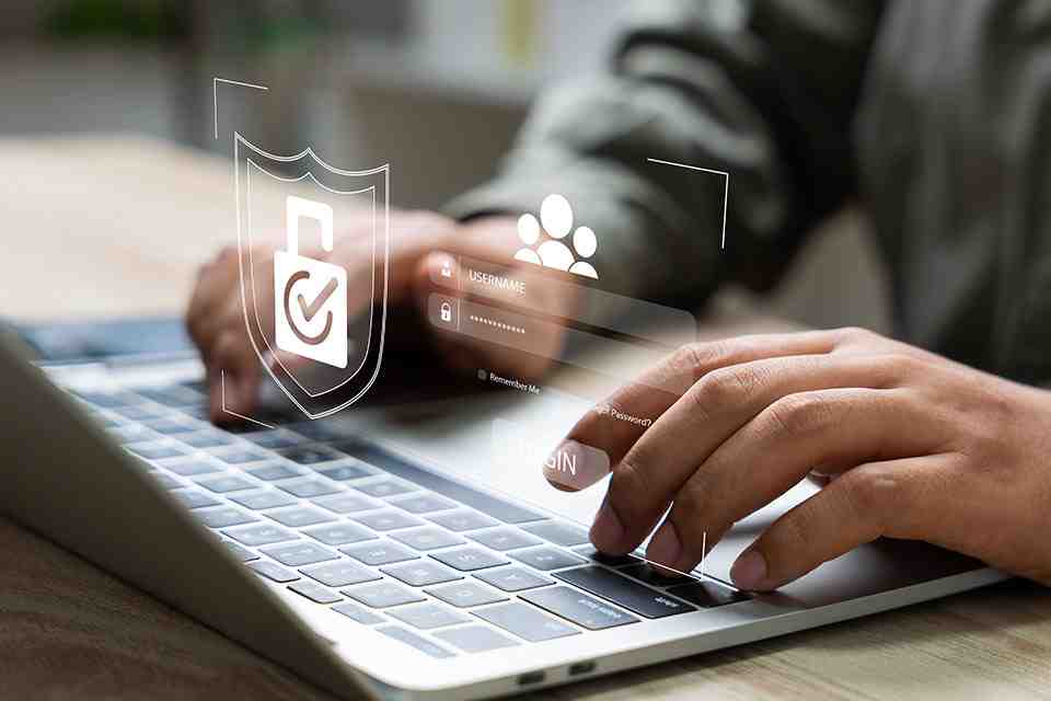 © GamePixel - stock.adobe.com Mann tippt auf Laptop