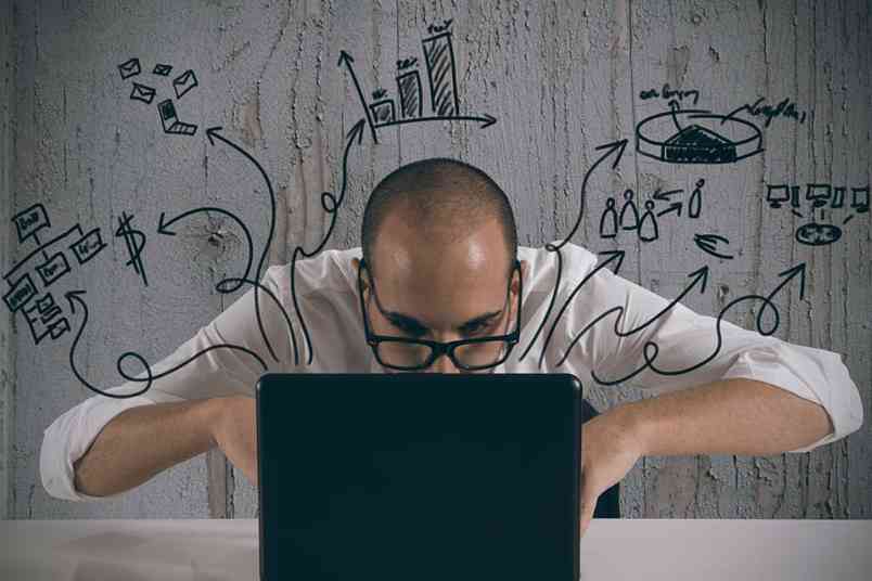 © alphaspirit - Fotolia.com Mann vor Laptop