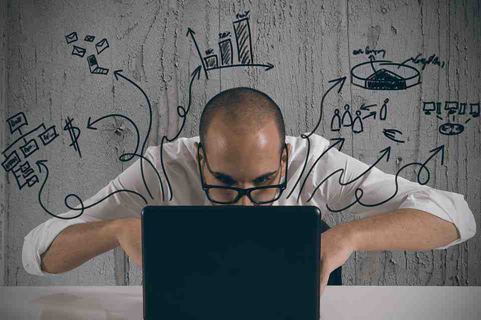 © alphaspirit - Fotolia.com Mann vor Laptop