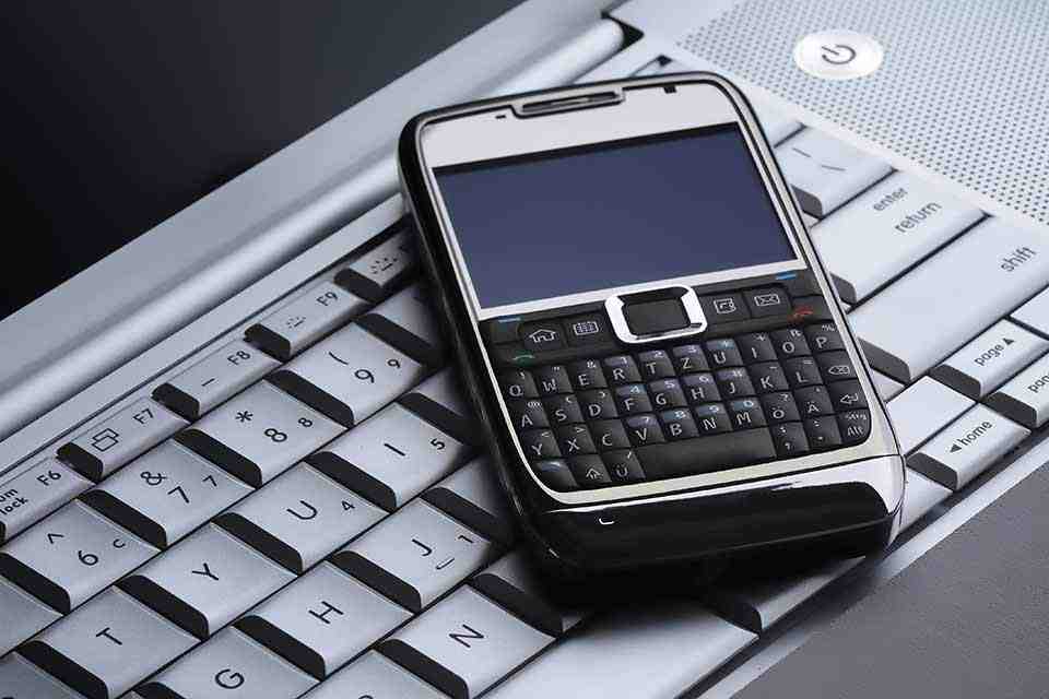© Ivelin Ivanov - Fotolia.com PDA auf Laptop