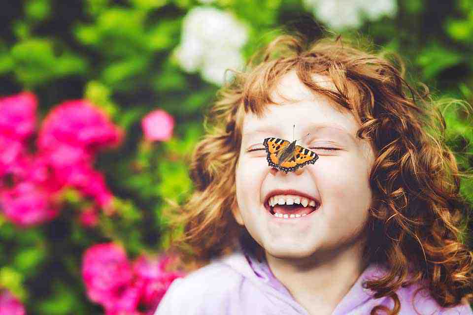 © ulkas - Fotolia.com Kind mit Schmetterling