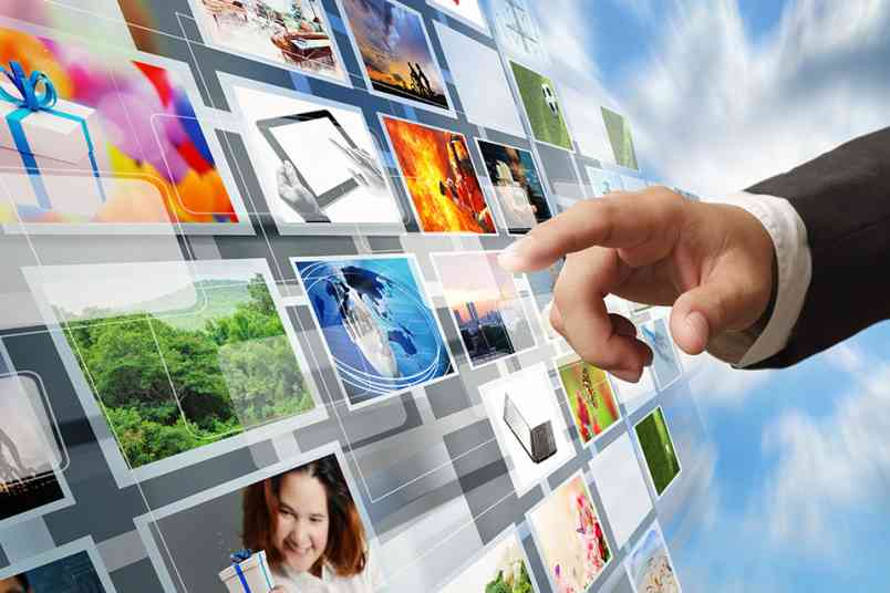 © buchachon - Fotolia.com Hand zeigt auf Bilder