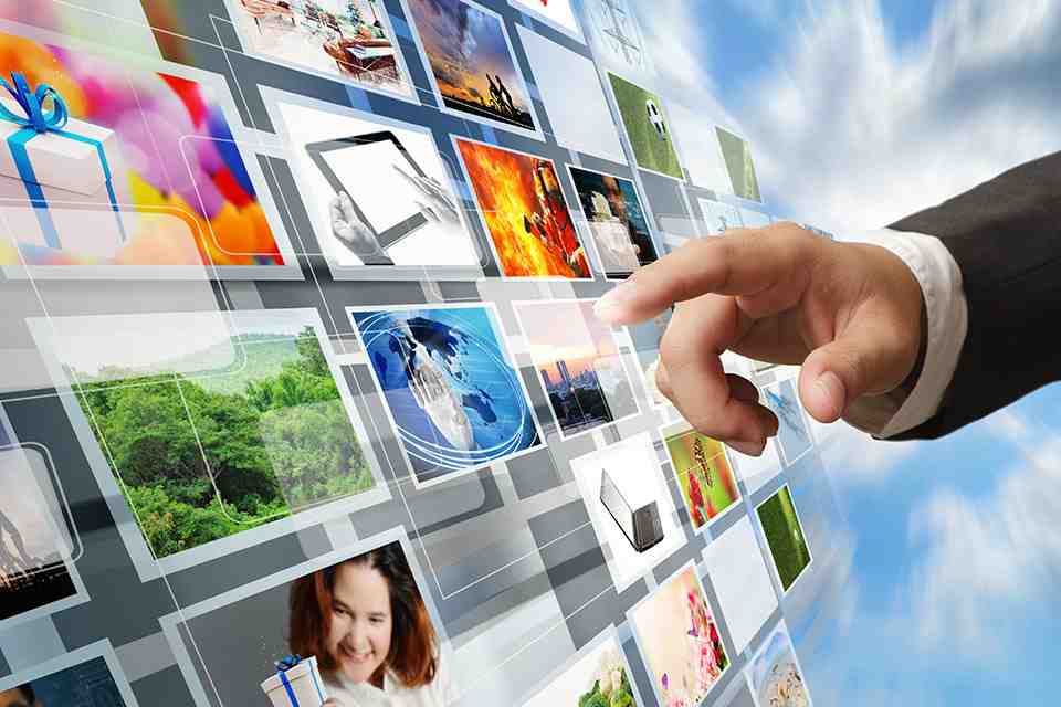 © buchachon - Fotolia.com Hand zeigt auf Bilder