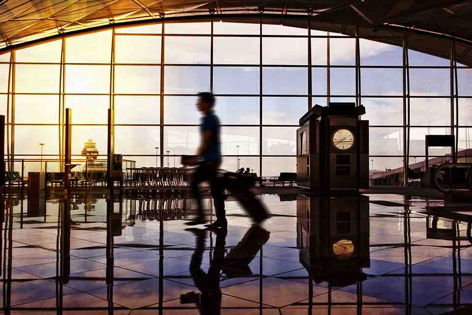 © 孤飞的鹤 - Fotolia.com Reisender am Flughafen