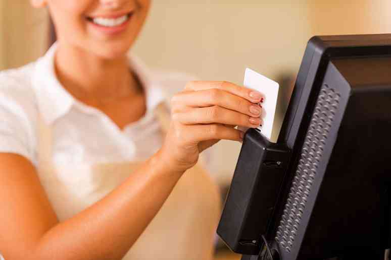 © gstockstudio - Fotolia.com Frau scannt Karte