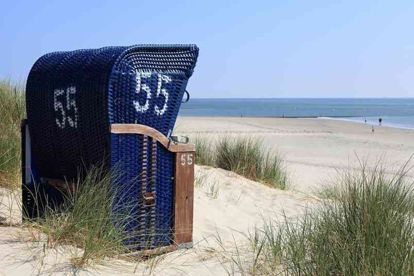 © S. Engels - Fotolia.com Strandkorb am Meer