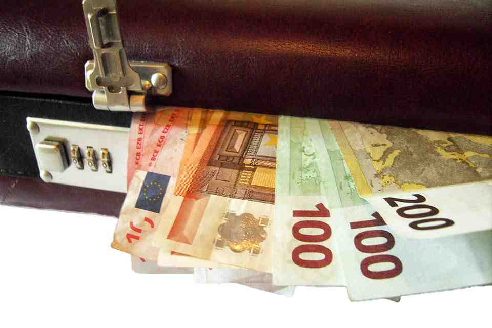 © Herby - Fotolia.com Koffer mit Geld
