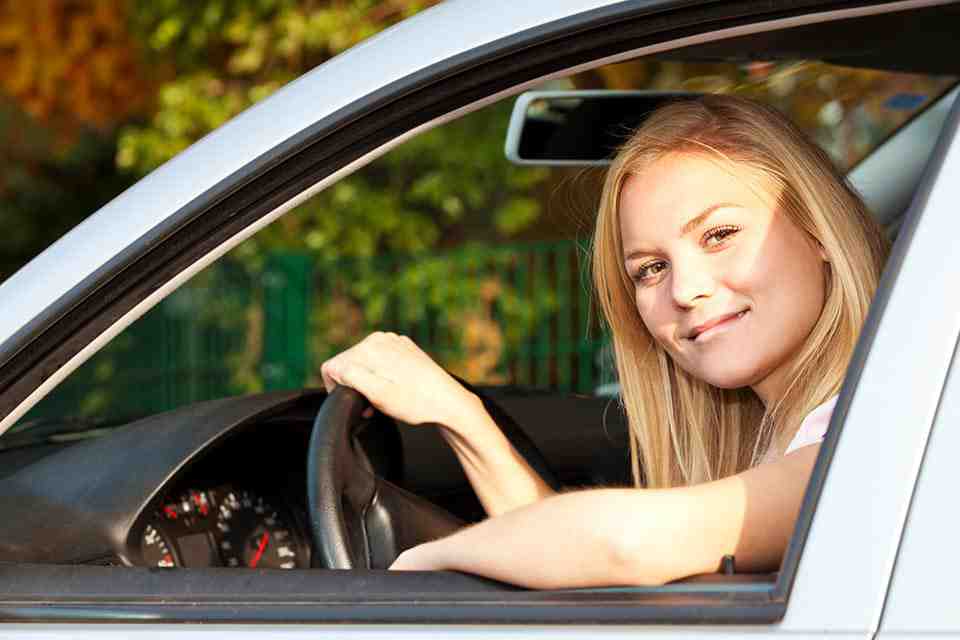 © Kaarsten - Fotolia.com Frau beim Autofahren