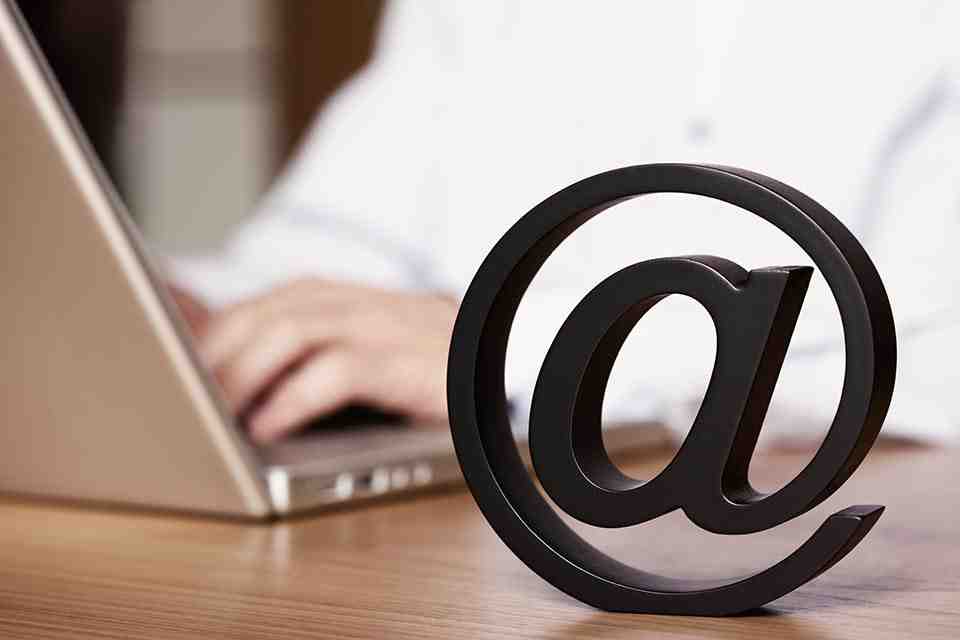 © lichtmeister - Fotolia.com Laptop und At-Symbol