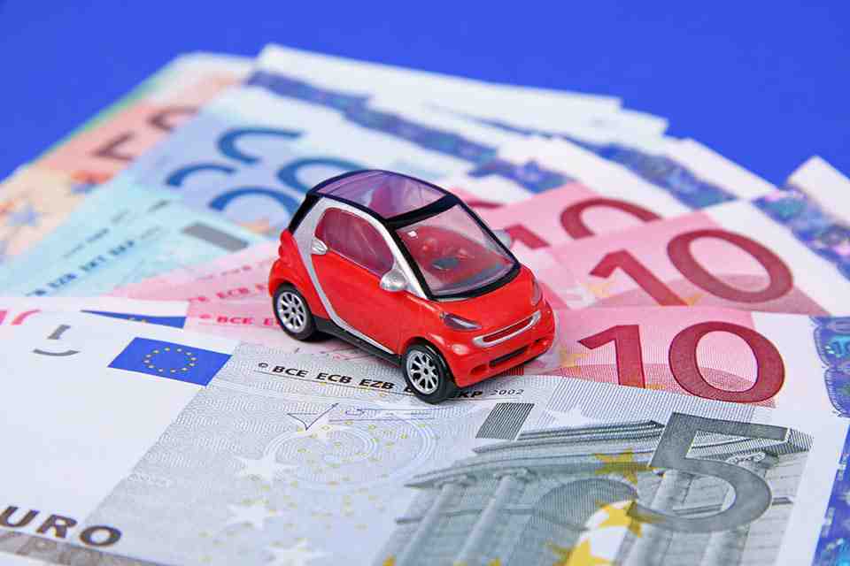 © Klaus-Eppele - Fotolia.com Spielzeugauto afu Geldscheinen