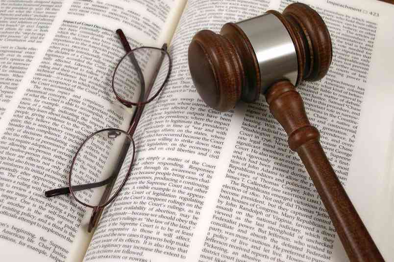 © webdata - Fotolia.com Gesetzbuch, Richterhammer, Brille