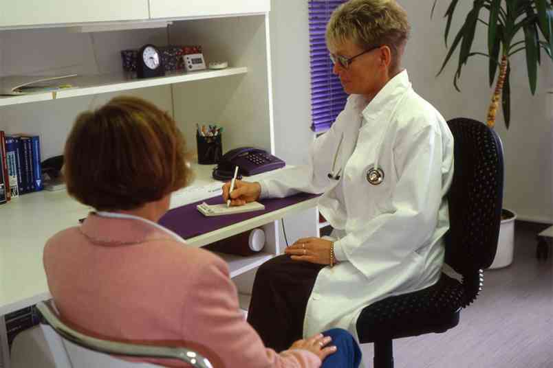 © Udo Kroener - Fotolia.com Sprechstunde - Patientin bei Ärztin