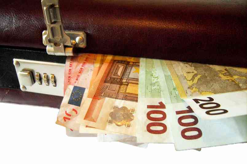 © Herby - Fotolia.com Koffer, Geld