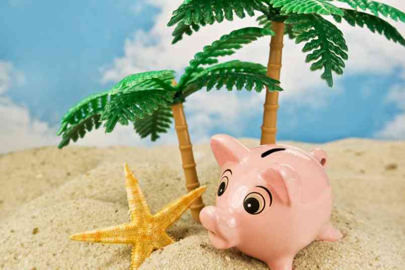 © Pixelot - Fotolia.com Sparschwein auf Insel