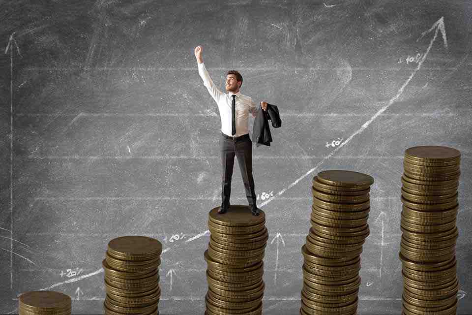 © alphaspirit - Fotolia.com Mann steht auf Münz-Stapel