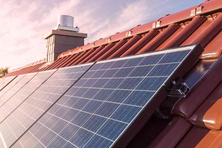 © tl6781 - stock.adobe.com Dach mit Photovoltaikanlage