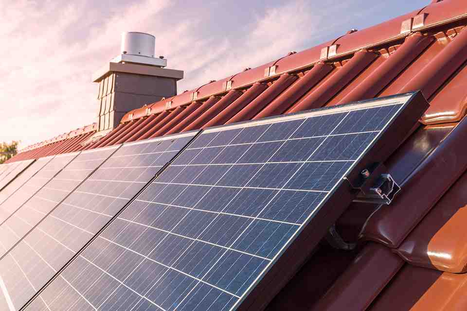 © tl6781 - stock.adobe.com Dach mit Photovoltaikanlage