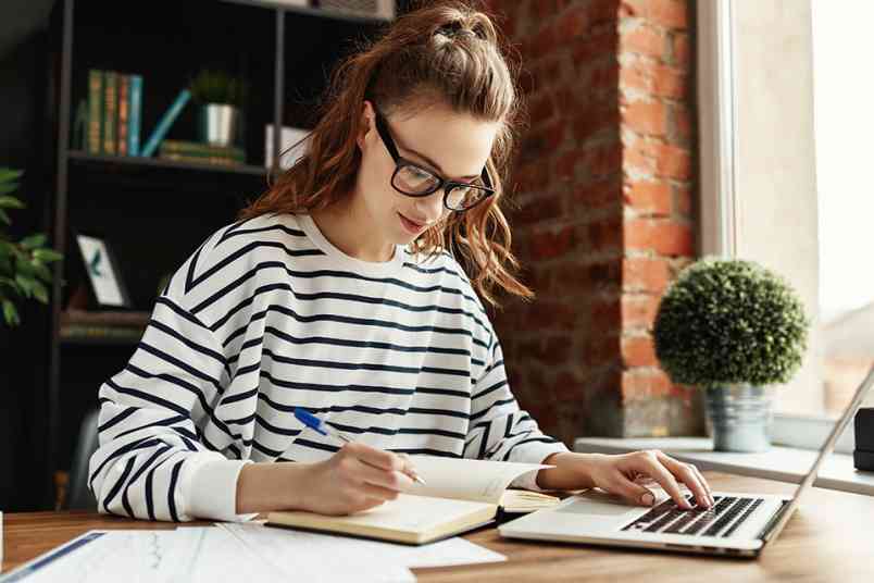 © JenkoAtaman - stock.adobe.com Studentin arbeitet am Laptop