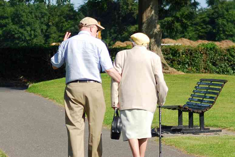 © greenmedia - stock.adobe.com Pensionist und Pensionistin